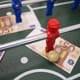 Glücksspiel Kicker Figur mit 50 Euro scheinen auf dem Grund
